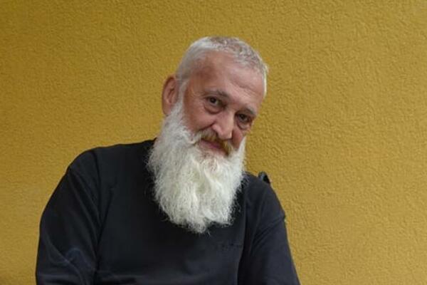 MISTIČNA DIMENZIJA UPISANOSTI: Izložba Božidara Dorkina, portreti rađeni u tehnici pastel-olovke (FOTO)