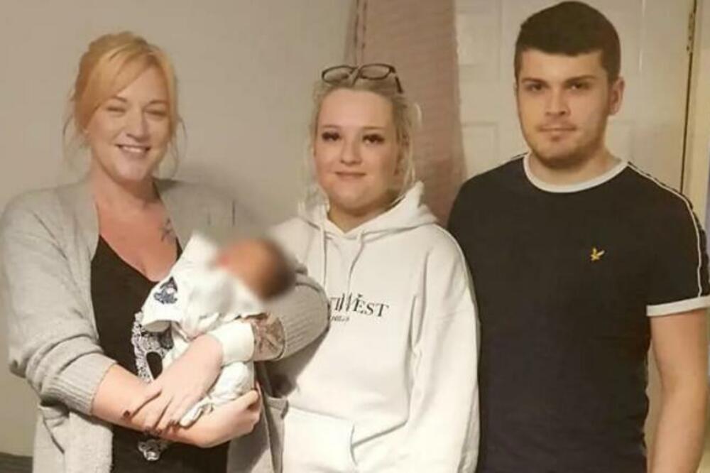 MISLE DA JE UNUKU MAMA: Kada je vidite, uopšte VAM NEĆE BITI ČUDNO! A tek koliko GODINA IMA! (FOTO)