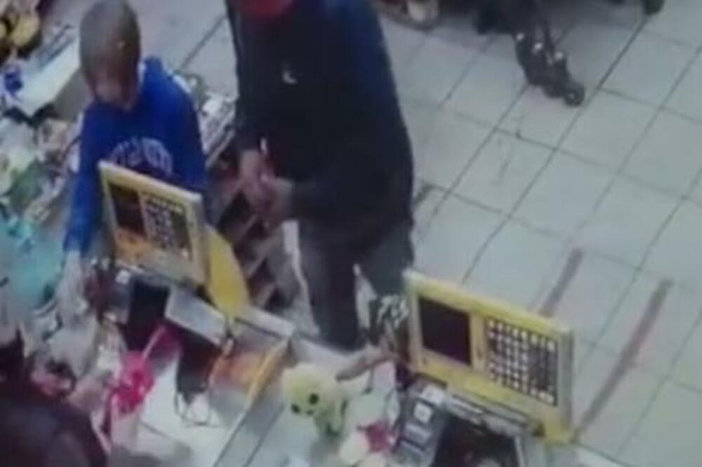 STRAVIČAN TRENUTAK ZABELEŽEN KAMERAMA: Pedofil kupio devojčicama slatkiše, nakon toga ih SILOVAO I UBIO! (VIDEO)