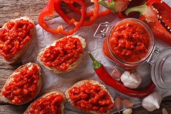 PRIPREMITE AJVAR NA NAJZDRAVIJI MOGUĆI NAČIN: Recept je odličan za sve one koji nemaju mnogo vremena, PREUKUSNO!