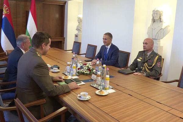 MINISTAR STEFANOVIĆ SASTAO SE SA BENKOM: Održana zajednička sednica vlada Srbije i Mađarske