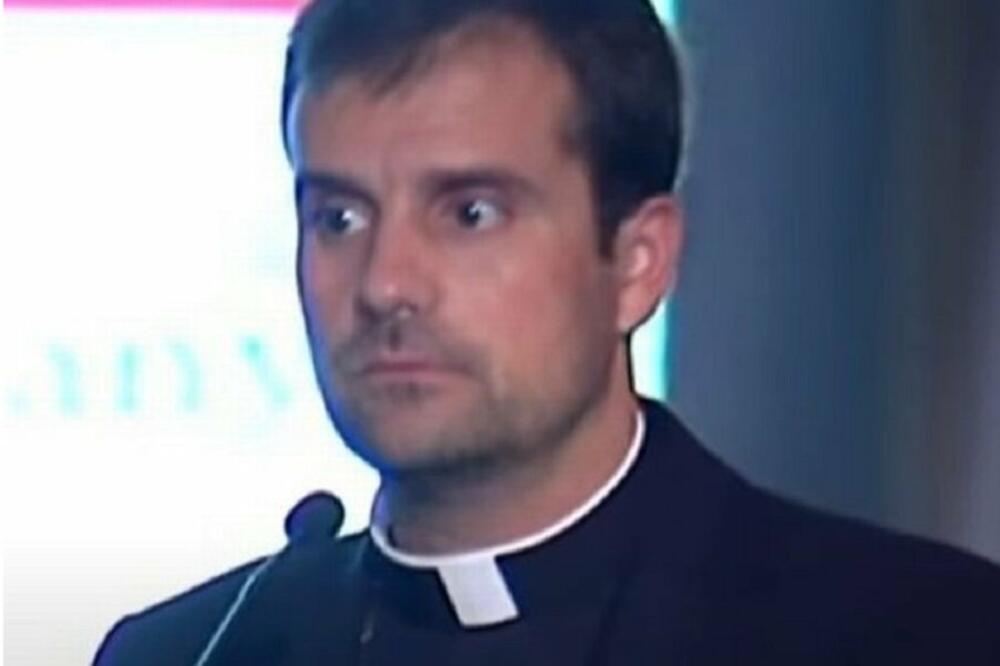 SVEŠTENIK SE ZALJUBIO U STRUČNJAKA ZA SANATIZAM I EROTIKU: Odbio je savet pape Franje da izvrši egzoricizam!