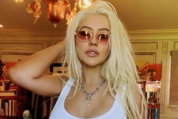 POZNATA PEVAČICA U PETOJ DECENIJI IZGLEDA BOLJE NEGO RANIJE: Evo kako je SMRŠALA i potpuno PROMENILA IZGLED (VIDEO)