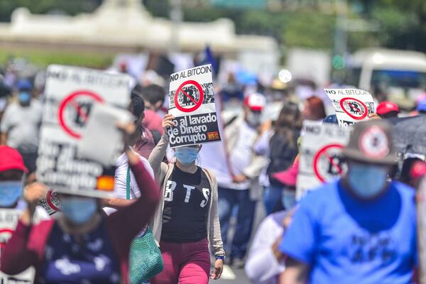 "STOP BITKOINU": Hiljade ljudi na protestima u Salvadoru protiv predsednika Bukelea!