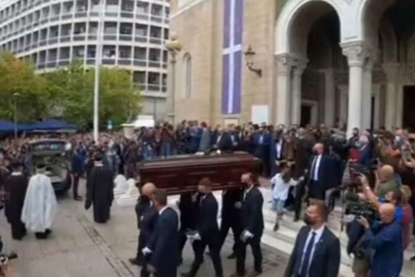 "UVEK ĆE BITI SA NAMA"! APLAUZ, OVACIJE I PESMA ZA KRAJ: Hiljade Grka se oprostilo od Mikisa Teodorakisa (VIDEO)