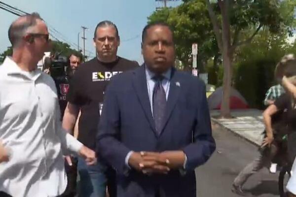 "GAĐAJU NAS JAJIMA SA LEĐA": Na republikanskog kandidata za guvernera KALIFORNIJE se obrušila BESNA MASA! (VIDEO)