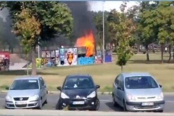 BUKNUO POŽAR U SKEJT PARKU NA NOVOM BEOGRADU: Vatrogasci odmah izašli na lice mesta! (VIDEO)