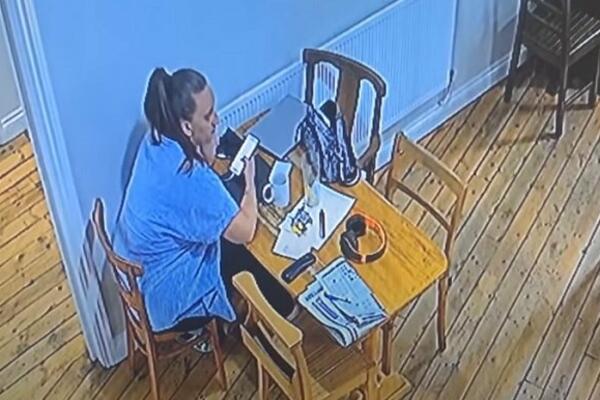 MISLILA DA JE U PITANJU SKRIVENA KAMERA: Žena sedela u restoranu kada se STOLICA odjednom SAMA POMERILA! (VIDEO)