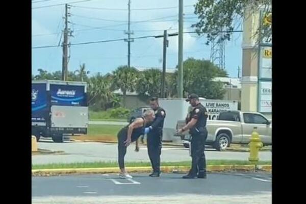 AMERIČKA POLICIJA TESTIRALA MORTUS PIJANU ŽENU: Rekli joj da ide PRAVO, a ona POLJUBILA ZEMLJU! (VIDEO)