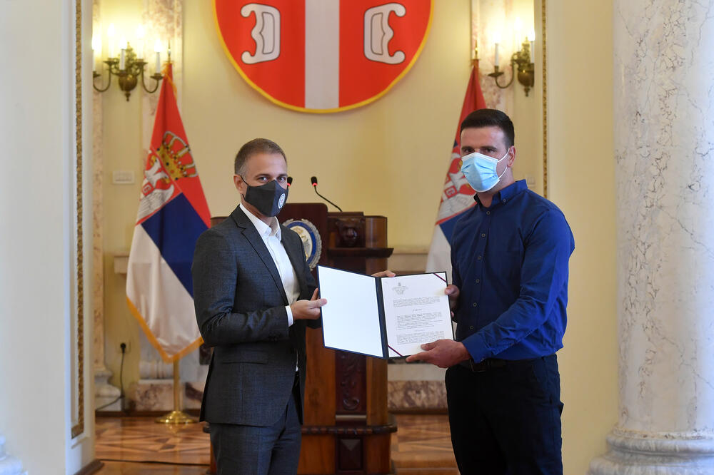 Ministar Stefanović uručio 22 rešenja za zaposlenje