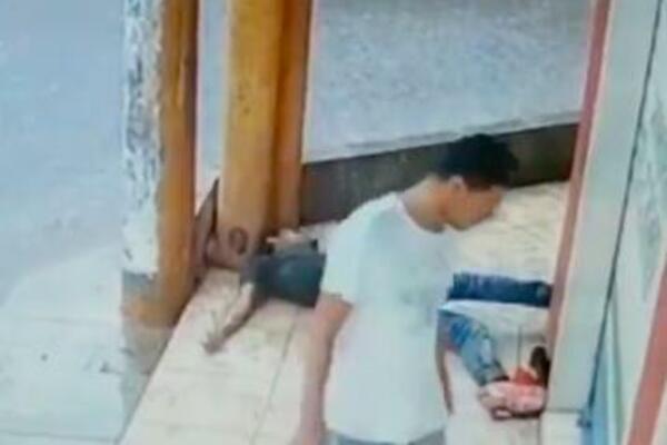 NOKAUTIRAO JE SAM SEBE, kakav prizor (VIDEO)