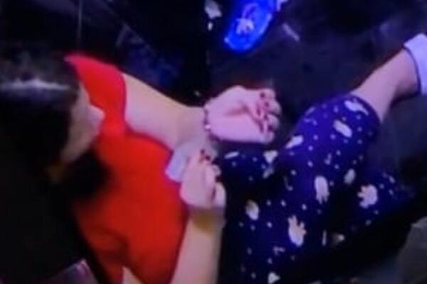 ISPLIVAO UZNEMIRUJUĆI VIDEO! MILJANA POKUŠAVA DA SE ISEČE U KUPATILU, PREVLAČI STAKLO PREKO RUKE!