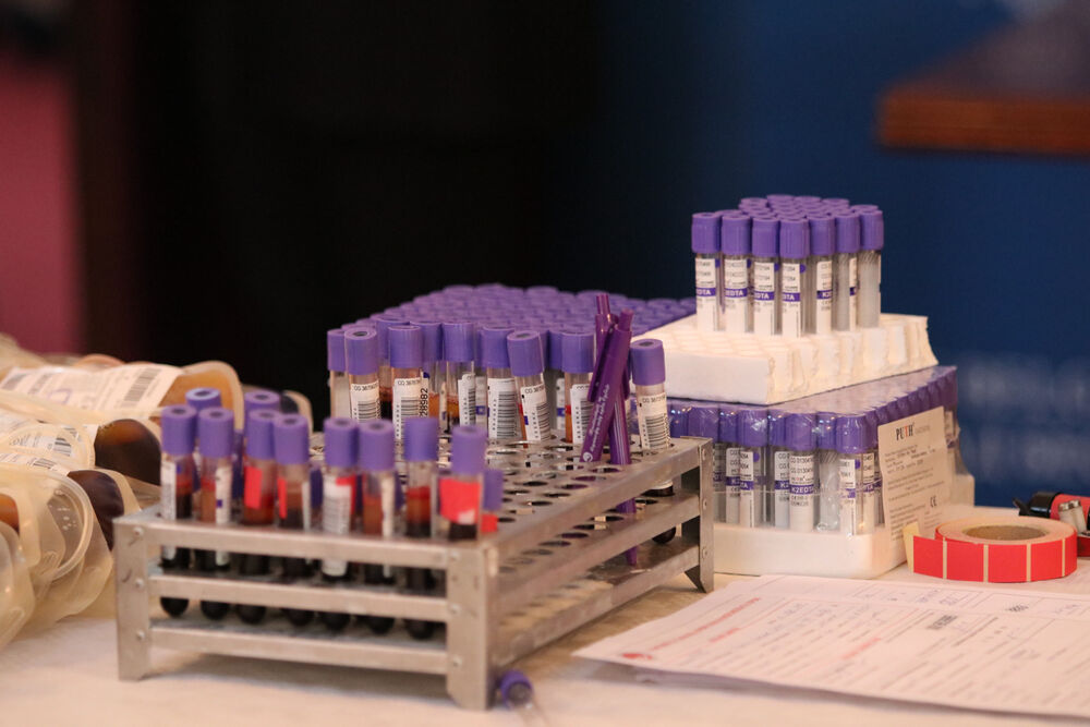 Anthony F. Godfrey, Entoni Godfri, Americka ambasada, Davanje krvi, Dobrovoljno davanje krvi