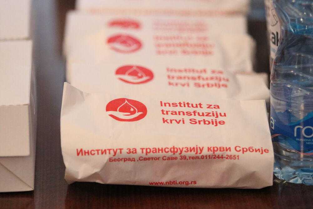 Anthony F. Godfrey, Entoni Godfri, Americka ambasada, Davanje krvi, Dobrovoljno davanje krvi