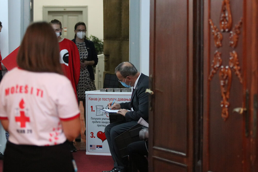 Anthony F. Godfrey, Entoni Godfri, Americka ambasada, Davanje krvi, Dobrovoljno davanje krvi