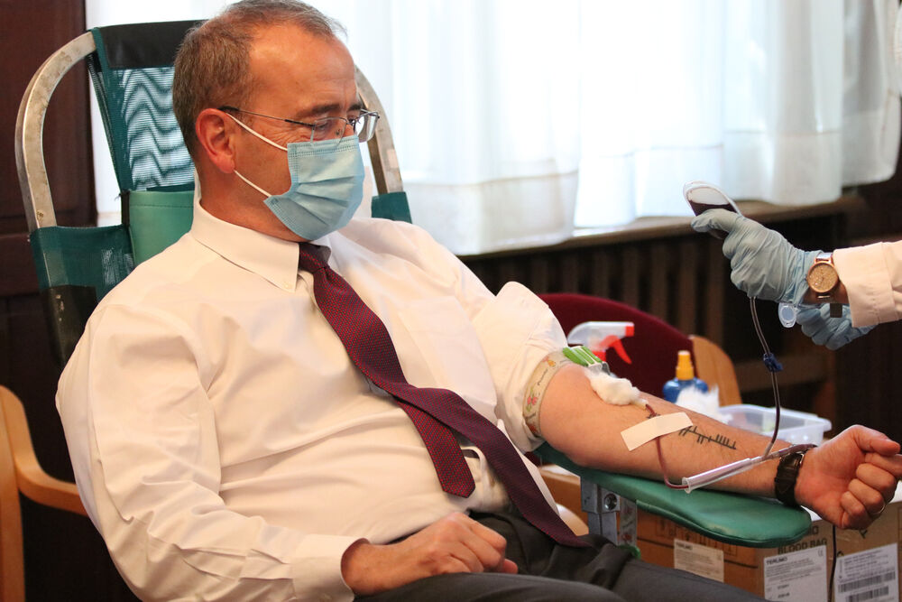 Anthony F. Godfrey, Entoni Godfri, Americka ambasada, Davanje krvi, Dobrovoljno davanje krvi