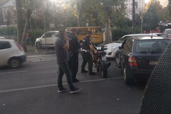 SAOBRAĆAJNA NESREĆA NA SLAVIJI, IMA POVREĐENIH: Sudar motora i automobila, sve STOJI! (FOTO)