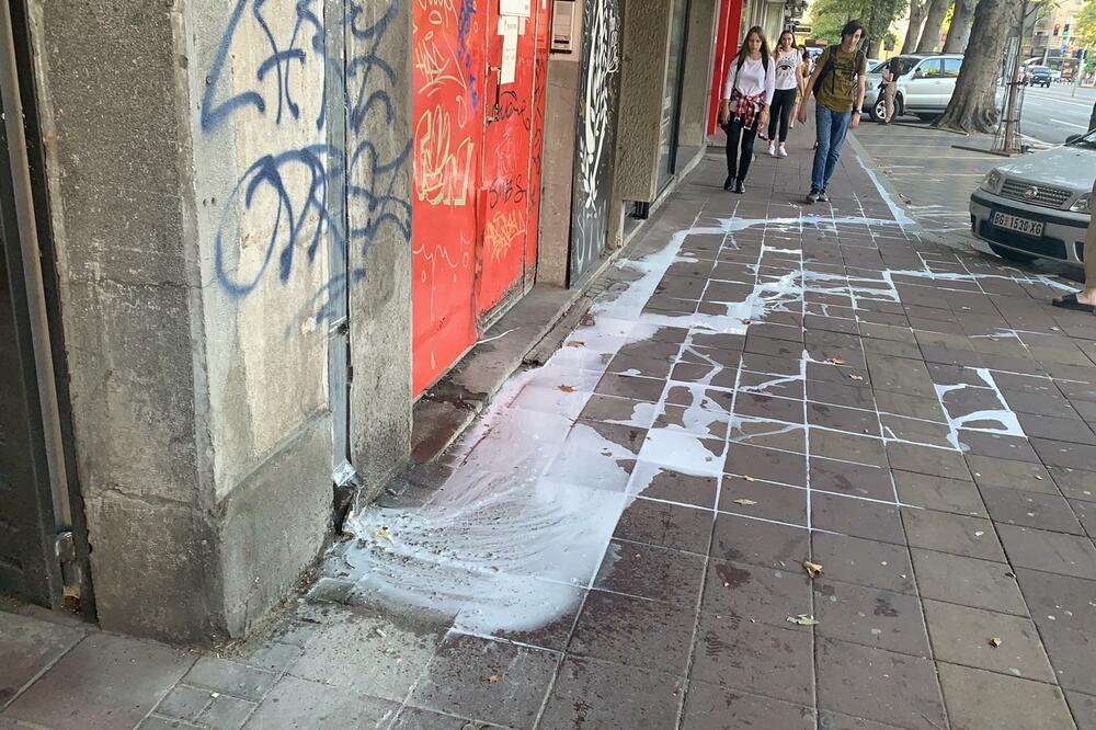 NAPOLJU SUNČAN DAN, A OLUK PUN TEČNOSTI? Čudna BELA TEKUĆINA koja se sliva trotoarom zbunjuje Beograđane (FOTO)