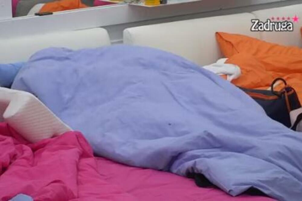 OVO GLEDAOCI NISU VIDELI: U toku žurke bivši zadrugar simulirao se*s sa Dalilinim medom! (VIDEO)