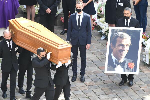 LEGENDARNI GLUMAC SAHRANJEN U PARIZU: Belmondo ispraćen uz muziku iz filma "Profesionalac"! (VIDEO)