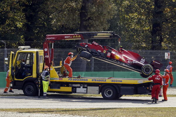 U FERARIJU SU NA TRENUTAK SVI ZANEMELI: Sainc na drugom trenungu doživeo tešku nesreću! (FOTO)