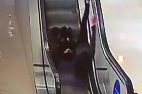 PIJANE TINEJDŽERKE JEDVA IZVUKLE ŽIVU GLAVU: Pogledajte kakav DEBAKL im se desio NASRED tržnog centra (VIDEO)