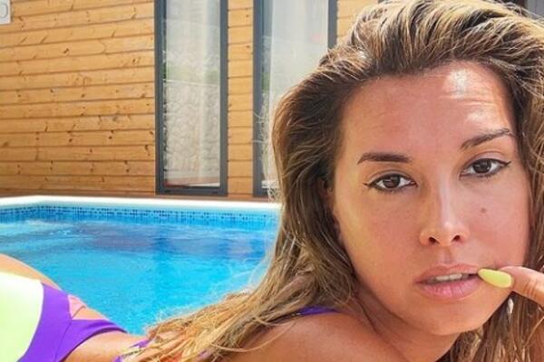 NIVES CELZIJUS UMAZALA TELO ŠLAGOM, PA PREKO OGROMNIH GRUDI STAVILA KOLAČE! Ulazite na sopstvenu odgovornost! (18+)