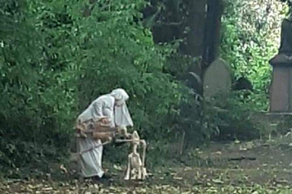 ŽENA OBUČENA U ČASNU SESTRU DOŠLA NA GROBLJE I OTKOPAVALA KOSTURE: A onda je uradila JOŠ JEZIVIJU STVAR (FOTO)