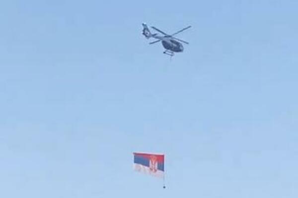 KAKAV PRIZOR NA NEBU IZNAD BEOGRADA: Vijorila se TROBOJKA, građani nisu skidali POGLED (VIDEO)