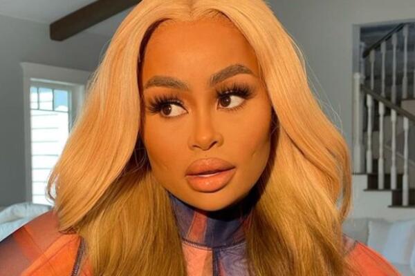 STARLETA SA NAJVEĆOM POZADINOM PONOVO IZAZIVA! Zadnjica joj ide GORE-DOLE, snimak neverovatno PALI MAŠTU! (VIDEO)