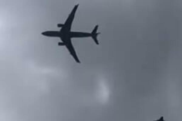 SCENA NA NEBU IZNAD PARIZA ZABRINULA JE FRANCUZE: "Mislili smo da se srušio, i to na 11. septembar" (VIDEO)