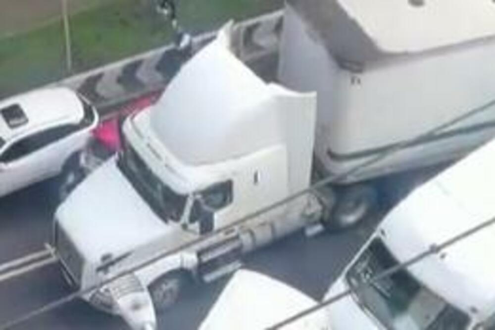 DA LI JE OVAJ POTPUNO IZLUDEO?! Kamion se PROBIO kroz gužvu, u PRAVOM SMISLU, 1 vozilo potpuno SMRSKANO (VIDEO)