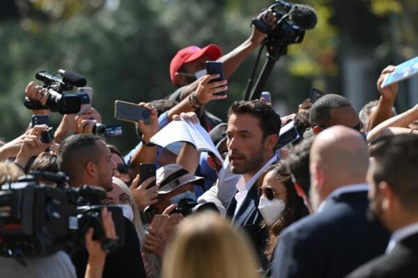 AGRESIVNI OBOŽAVATELJ NASRNUO NA DŽENIFER LOPEZ - Ben Aflek je ODBRANIO!