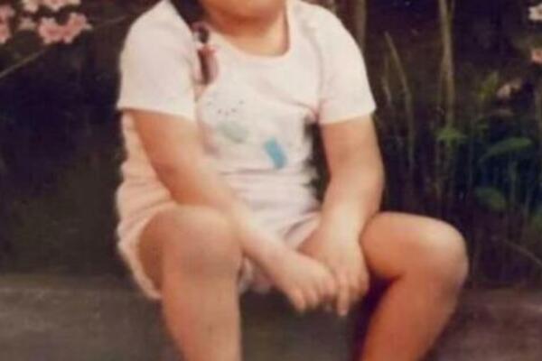 ZADATAK DANA: Da li možete da prepoznate devojčicu sa slike, danas je VELIKA SRPSKA ZVEZDA i svi je obožavamo!