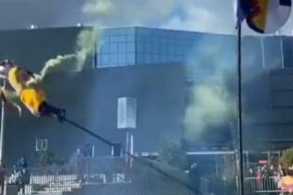 POGLEDAJTE OVAJ BOLAN PAD U RUSIJI: Zalepio se za ASFALT, NEĆE VAM BITI DOBRO (VIDEO)