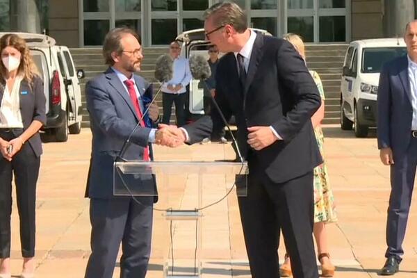 PREDSEDNIK VUČIĆ ISPRED PALATE SRBIJE: Prisustvovao primopredaji vozila za prevoz vakcina