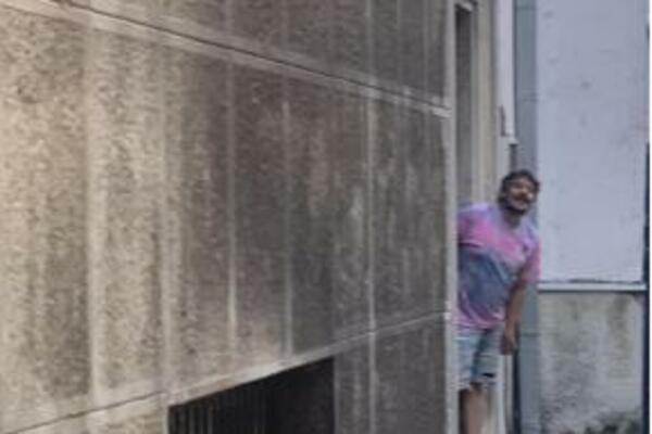 SIN MARINE TUCAKOVIĆ IZAŠAO ISPRED PORODIČNOG DOMA: "Zapalite sveću za mamu, to je sve što imam da kažem!"