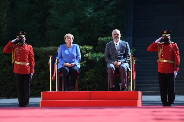 ŠTA JE OBELEŽILO SUSRET ANGELE I RAME? Kancelarka zaglavljena u "mečki", čudno rukovanje i Edijeve cipele! (VIDEO)