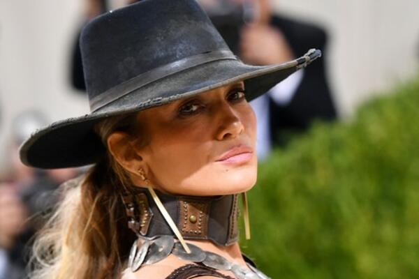 SVI POGLEDI BILI SU UPRTI U NJIH! JLO SE NA MET GALI POJAVILA RUKU POD RUKU SA AFLEKOM: Pao i POLJUBAC pod maskama!