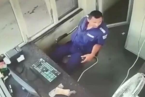 U POSLEDNJOJ SEKUNDI PRIMETIO KAMION KOJI IDE KA NJEMU: Istrčao iz naplatne kućice, ona je POTPUNO UNIŠTENA (VIDEO)