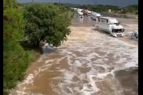 STRAVIČNE POPLAVE POGODILE JUG FRANCUSKE: Putevi kao JEZERA, ima nestalih! (VIDEO)