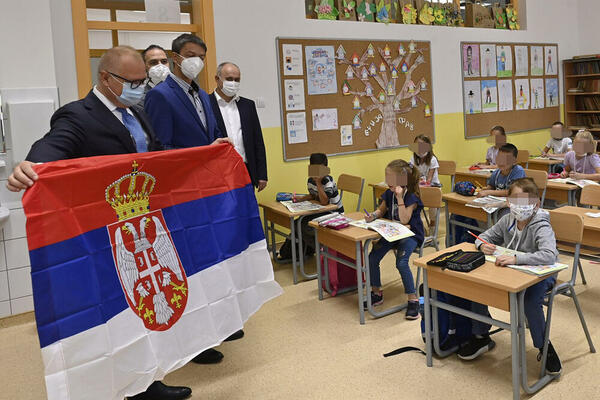VESIĆ U NASELJU LEŠTANE: Podelio laptopove i tablete u školi, a đake iznenadio još jednim poklonom! (FOTO)