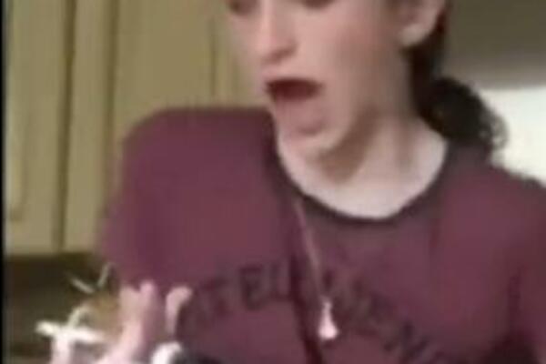 NESPRETNOST U KUHINJI JE UMALO KOŠTALA PRSTIJU: Dobro razmislite da li ćete odgledati SNIMAK (VIDEO)