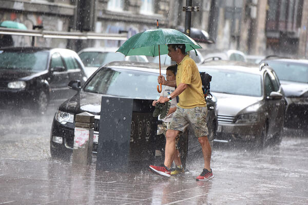 NAJNOVIJE UPOZORENJE METEOROLOGA: U narednih sat vremena KIŠA, PLJUSKOVI i GRMLJAVINA u ova 3 dela Srbije!