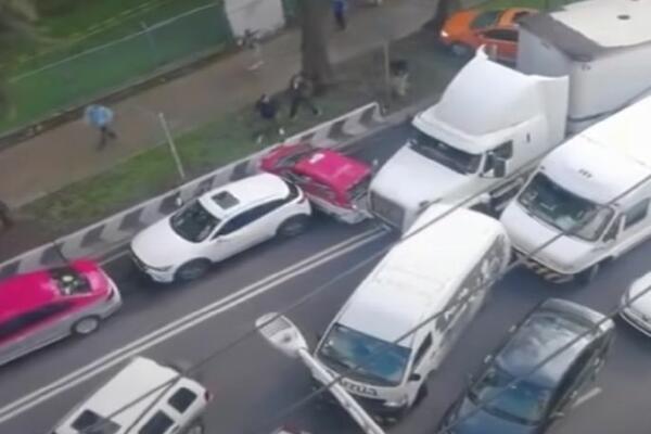 PO SVAKU CENU REŠIO DA PROĐE: Kamiondžija uleteo među automobile i dao GAS, razbacivao ih sa puta! (VIDEO)