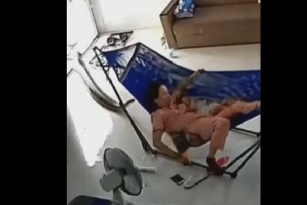 ŽENA SE ODUZELA OD STRAHA I POČELA DA VRIŠTI: Ljuljala je BEBU, a približavala se OGROMNA ZMIJA! (VIDEO)