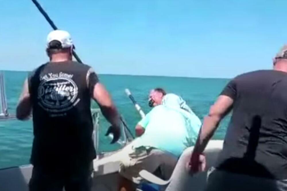 RIBAR NIJE MOGAO NI DA NASLUTI ŠTA ĆE DA ULOVI NITI ŠTA ĆE MU ZAMALO DOĆI GLAVE: Jaukao na sav glas! (VIDEO)