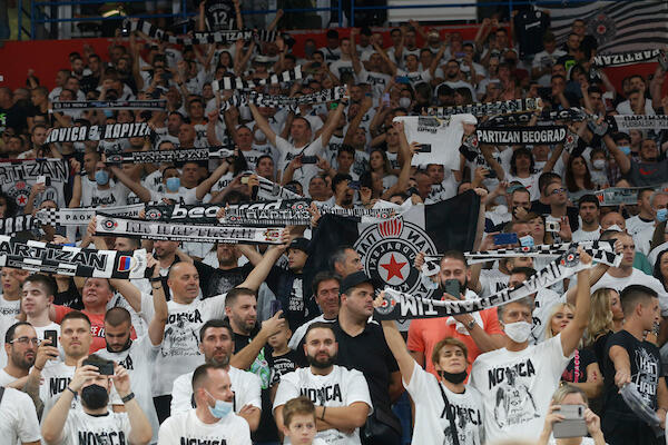 INCIDENT U ARENI: Navijači Partizana se potukli na prijateljskoj utakmici (VIDEO)