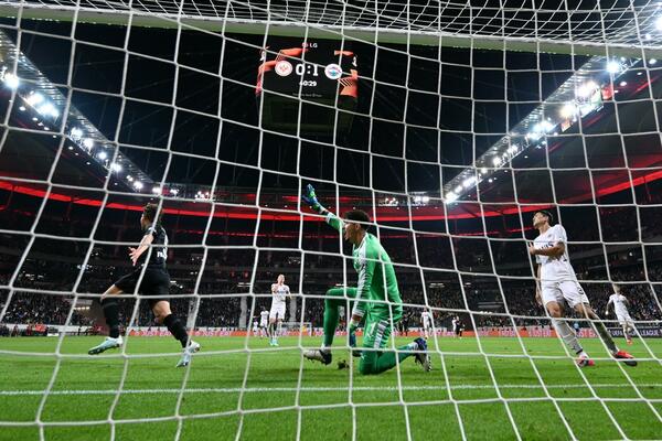 KOSTIĆ ASISTENT KOD GOLA AJNTRAHTA: Derbi večeri u Lesteru završen bez pobednika (FOTO)