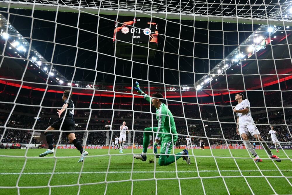 KOSTIĆ ASISTENT KOD GOLA AJNTRAHTA: Derbi večeri u Lesteru završen bez pobednika (FOTO)